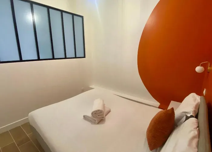Daire Spacious Flat Near Grands Boulevards 6p Paris
